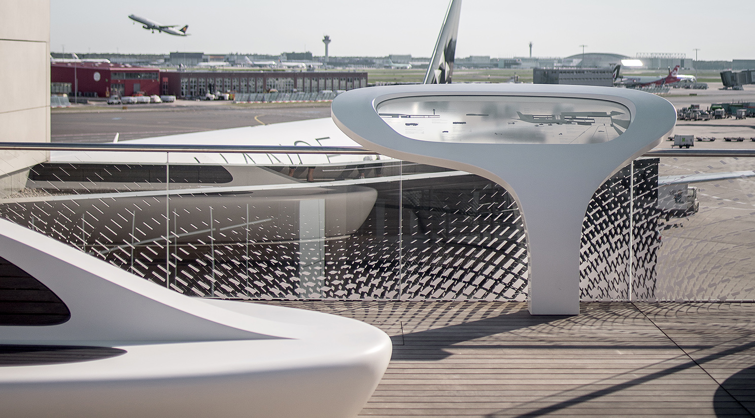 il-nuovo-open-air-deck-de-l-aeroporto-di-francoforte-hi-macs